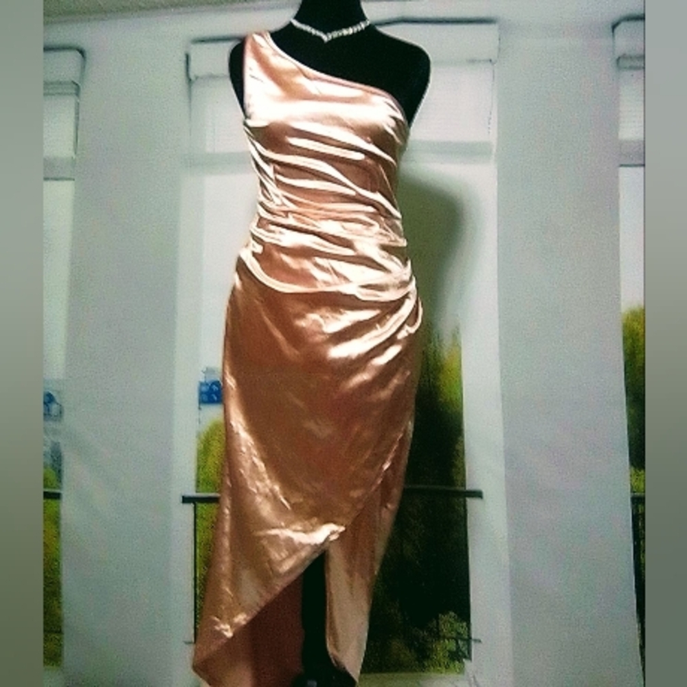 Elegant One-Shoulder Gold Dress